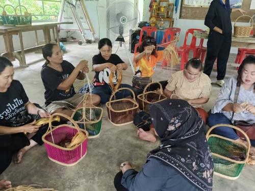 พช.คุระบุรี จัดโครงการส่งเสริมอาชีพสานตะกร้าหวายเทียม สร้างอาชีพและเพิ่มรายได้ให้ประชาชนในพื้นที่